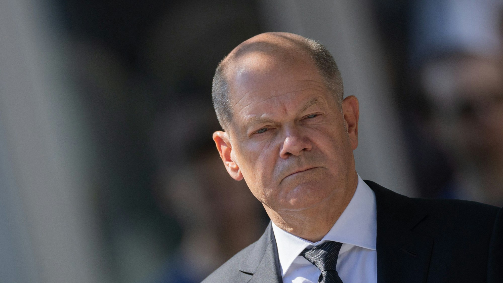 Bundeskanzler Olaf Scholz (SPD) gedenkt bei einer Kranzniederlegung am Fronhof der Opfer der Messerattacke auf dem Solinger Stadtfest.