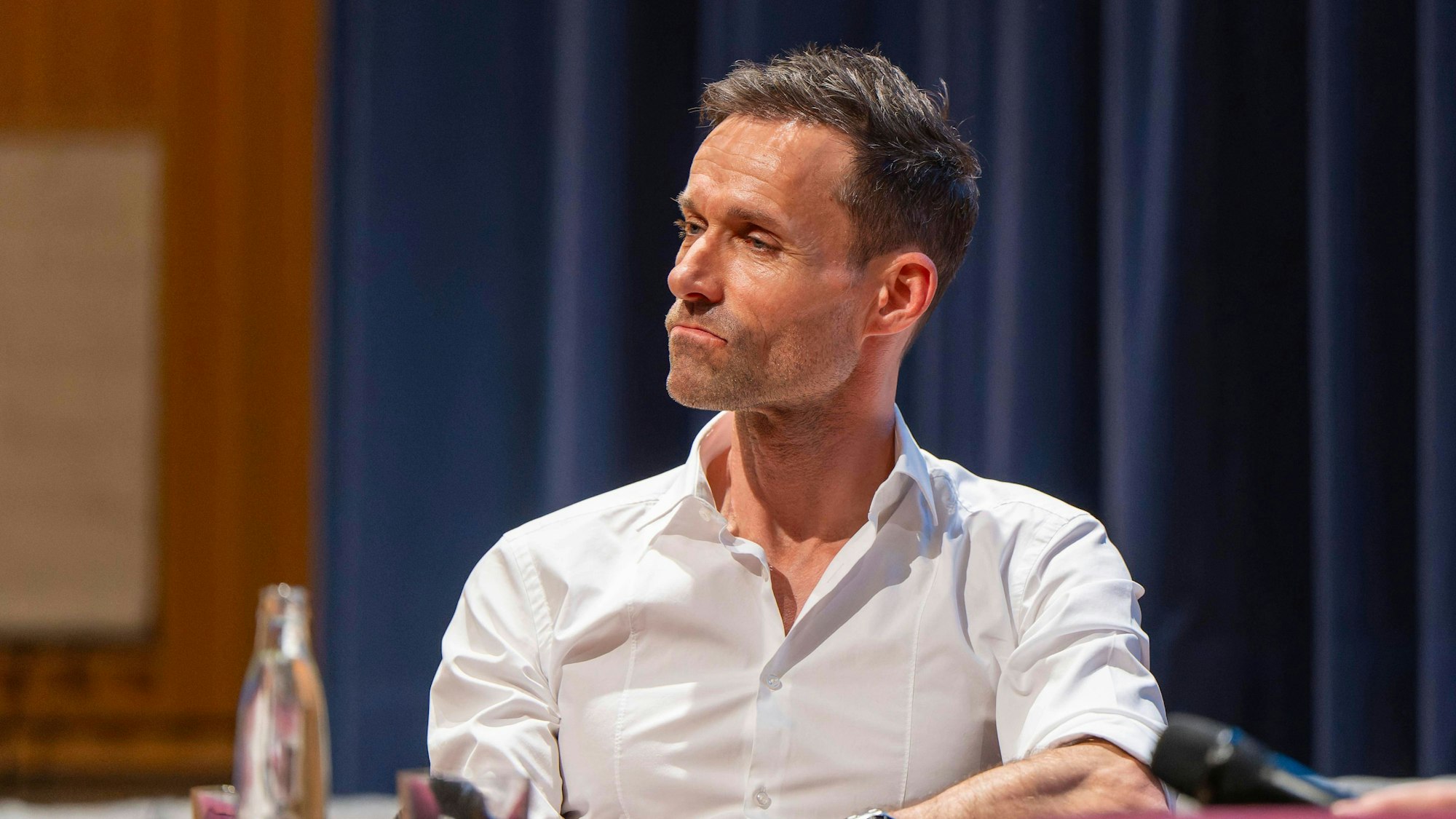 Skisprung-Legende Sven Hannawald bei einer Podiumsdiskussion im Allgäu im April 2024.