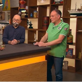 Axel Faymonville aus Brühl (v.l.) mit Horst Lichter und Sven Deutschmanek bei „Bares für Rares“.