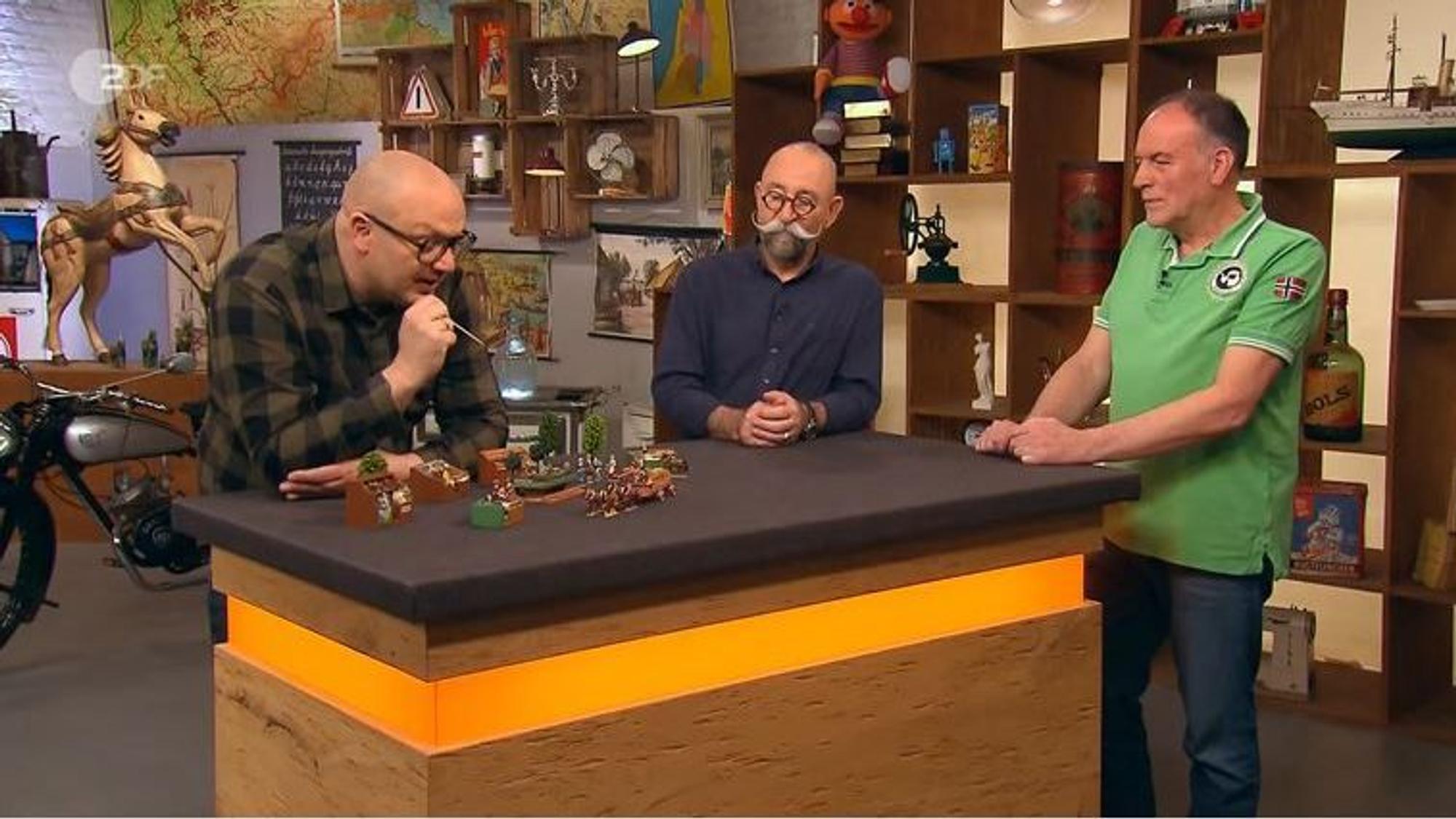Axel Faymonville aus Brühl (v.l.) mit Horst Lichter und Sven Deutschmanek bei „Bares für Rares“.