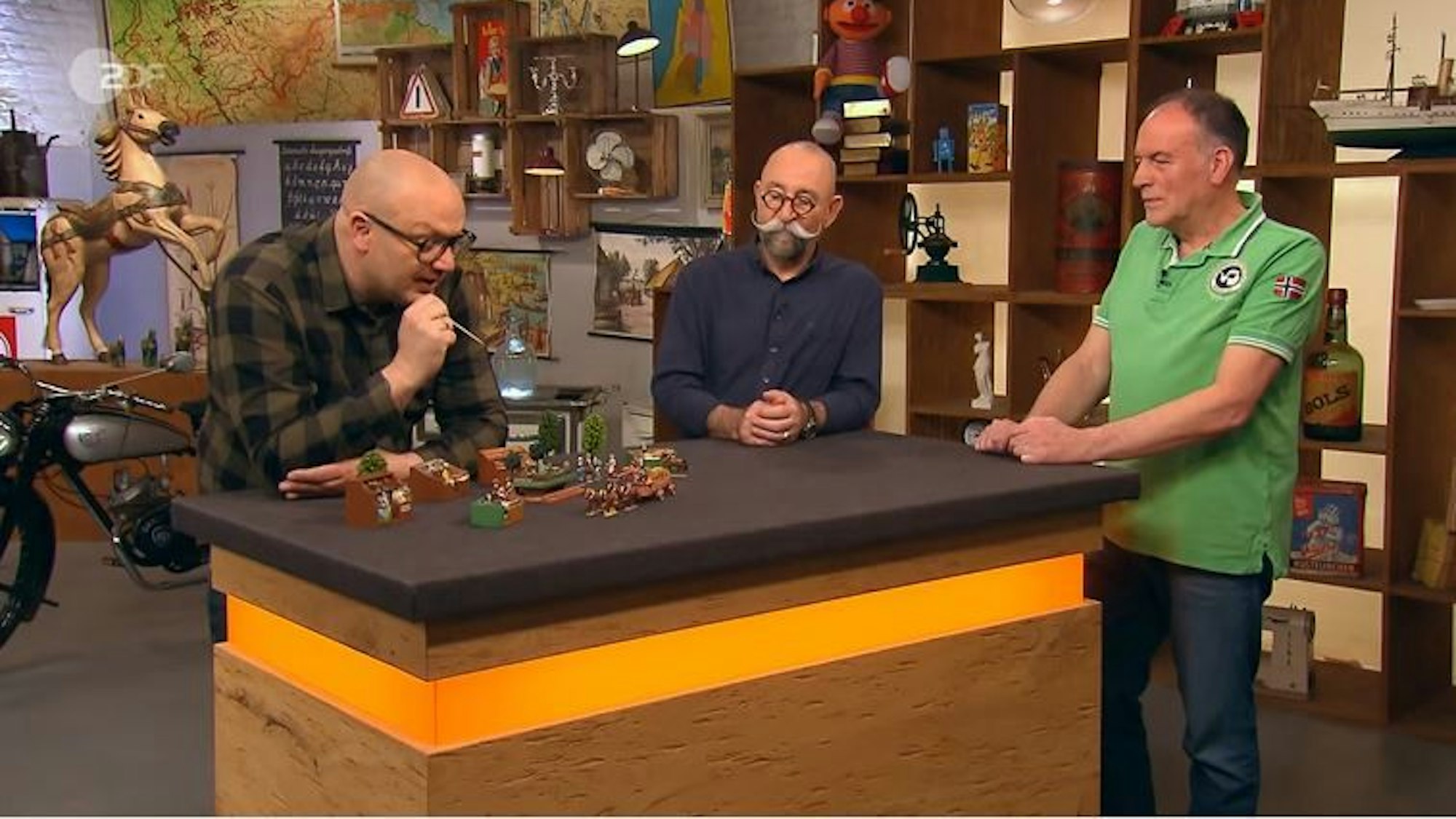 Axel Faymonville aus Brühl (v.l.) mit Horst Lichter und Sven Deutschmanek bei „Bares für Rares“.