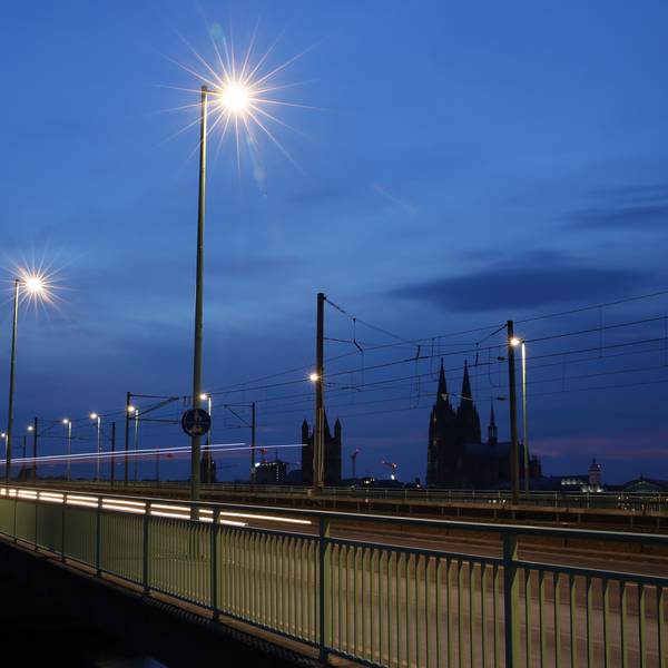 Blick auf die Deutzer Brücke mit Dom im Hintergrund (Archivfoto).