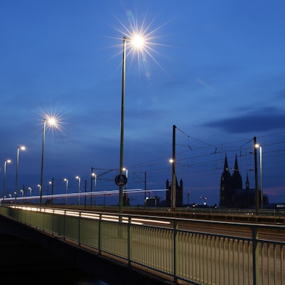 Blick auf die Deutzer Brücke mit Dom im Hintergrund (Archivfoto).