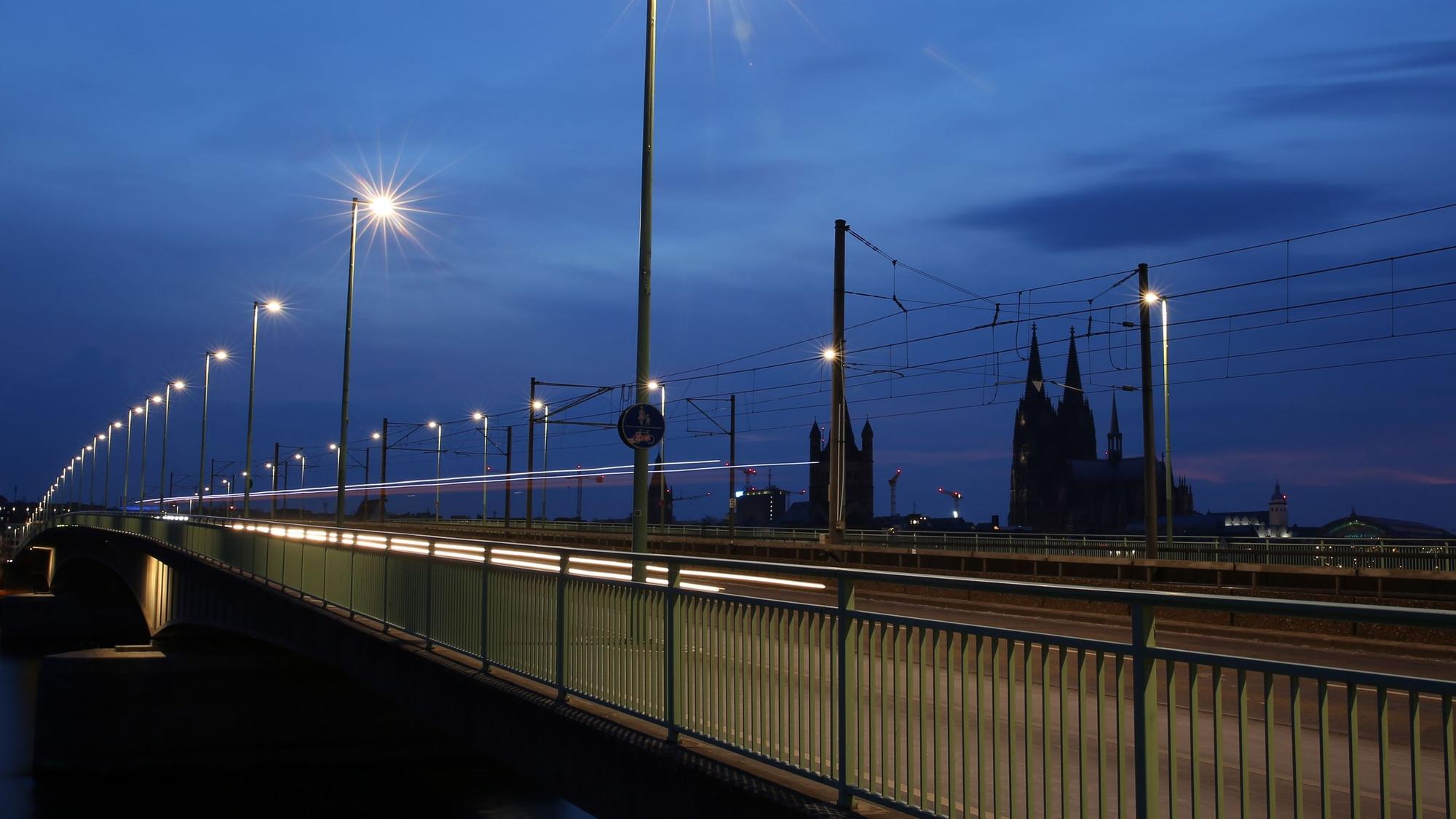 Blick auf die Deutzer Brücke mit Dom im Hintergrund (Archivfoto).