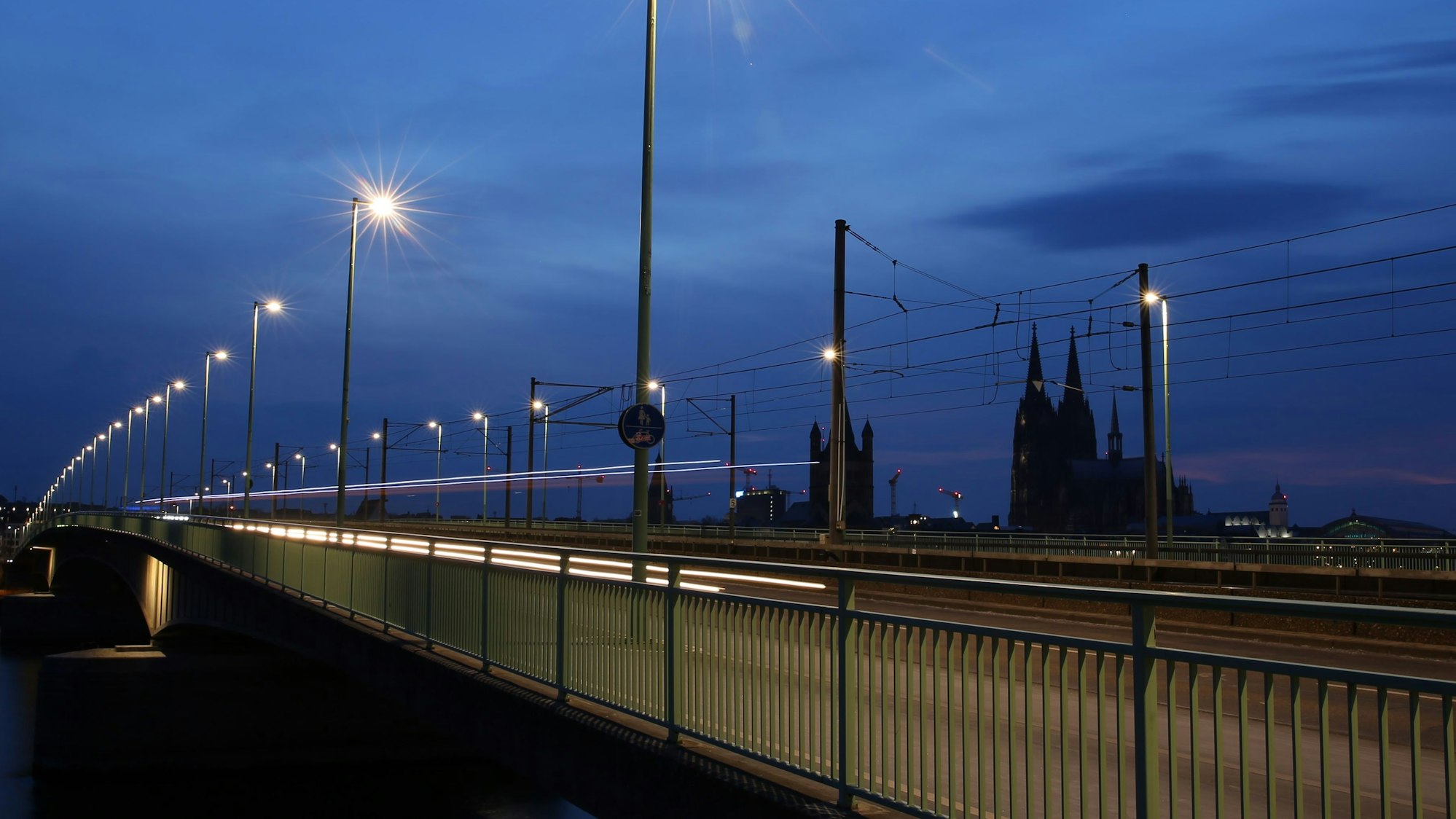 Blick auf die Deutzer Brücke mit Dom im Hintergrund (Archivfoto).
