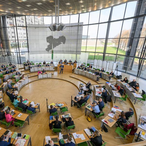ARCHIV - 20.03.2024, Sachsen, Dresden: Blick in den Plenarsaal während einer Sitzung des sächsischen Landtages. (zu dpa: «Sperrminorität: Was die AfD verhindern könnte») Foto: Robert Michael/dpa +++ dpa-Bildfunk +++