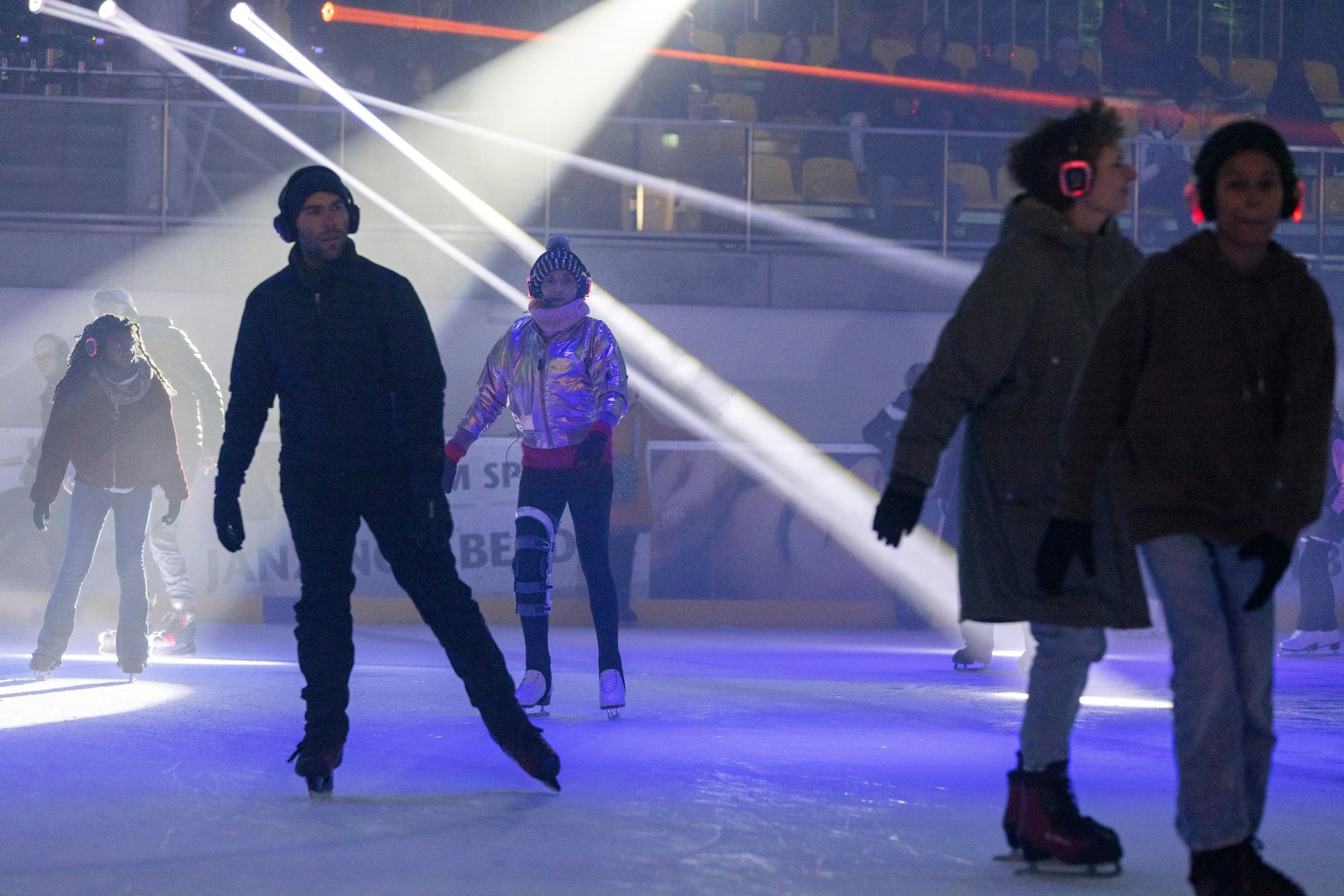 Schlittschuhläufer im Lentpark, sie haben Kopfhörer auf