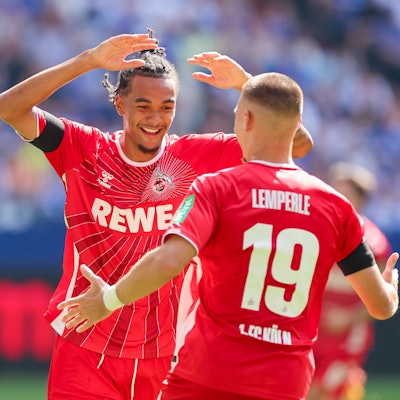 Die FC-Angreifer Damion Downs (l.) und Tim Lemperle bejubeln das 0:1 gegen den FC Schalke 04.