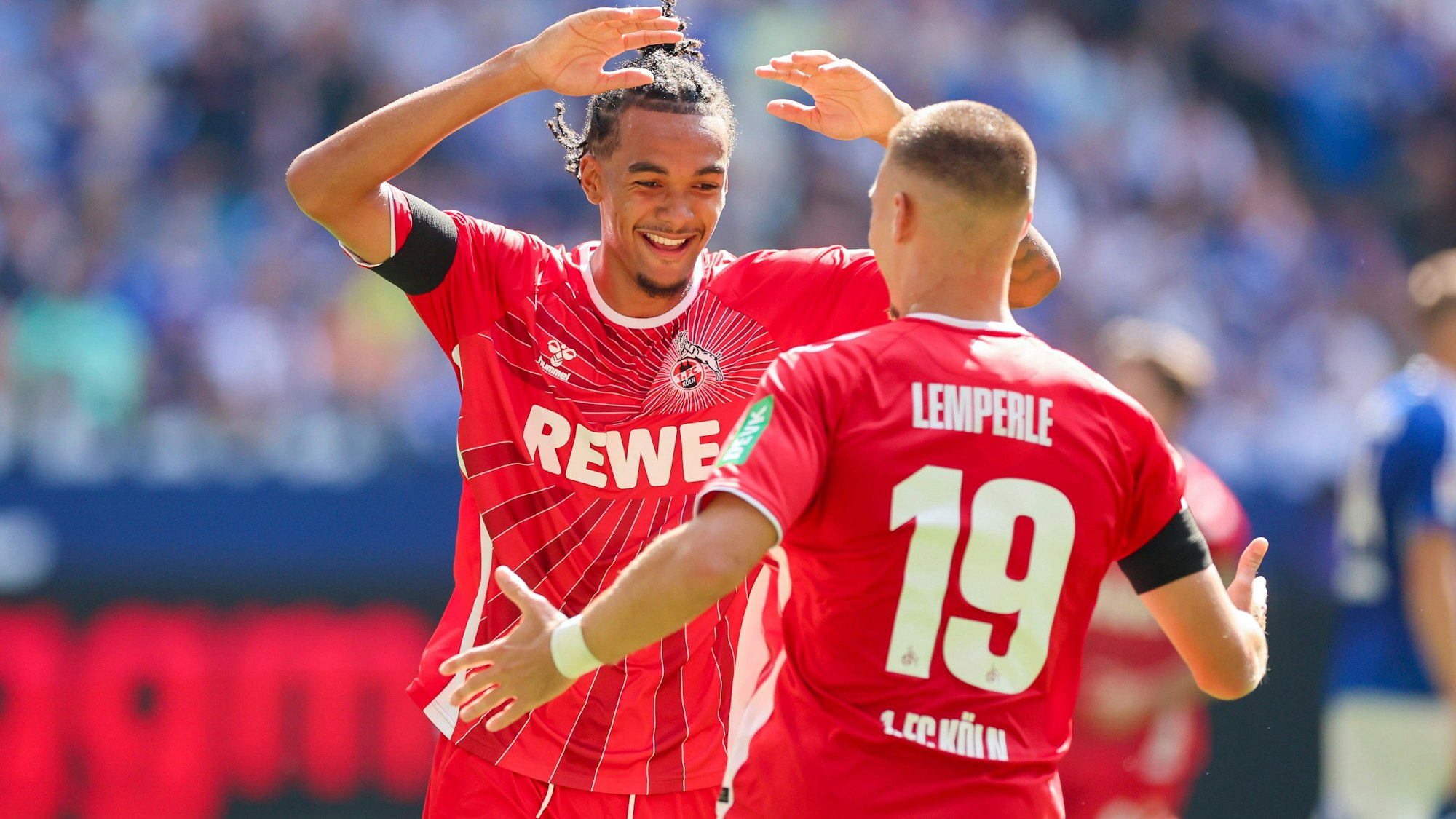 Die FC-Angreifer Damion Downs (l.) und Tim Lemperle bejubeln das 0:1 gegen den FC Schalke 04.