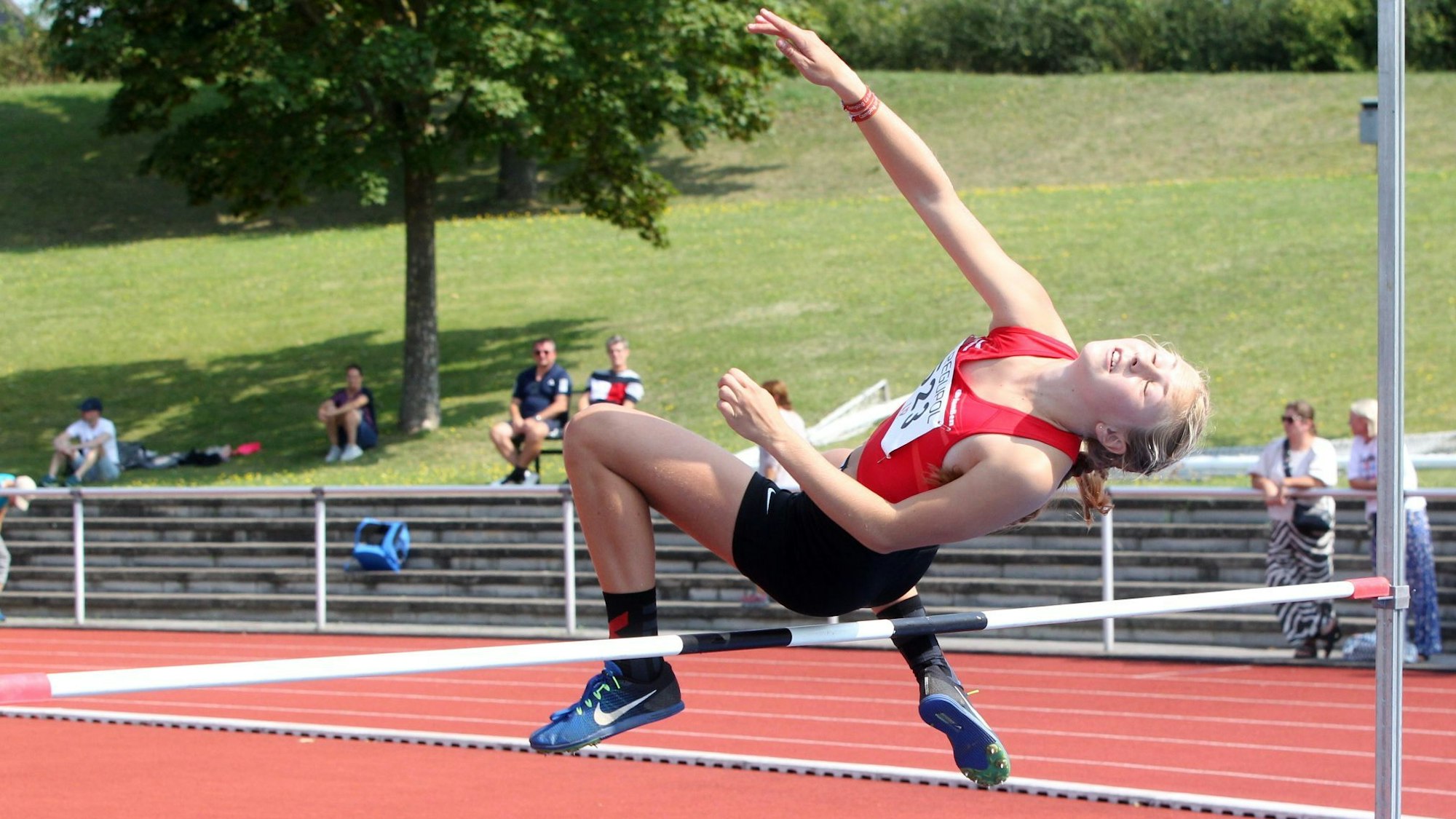 Eine Hochspringerin fliegt über die Latte.