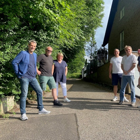 Auf dem Bild sind Anwohner an einer engen Stelle am Marienhofer Weg zu sehen.