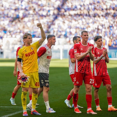 Torhüter Jonas Urbig und seine Kollegen lassen sich von den mitgereisten Kölner Fans für das 3:1 gegen Schalke feiern.
