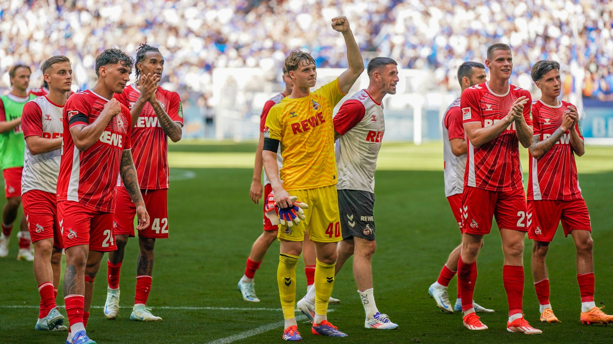 Torhüter Jonas Urbig und seine Kollegen lassen sich von den mitgereisten Kölner Fans für das 3:1 gegen Schalke feiern.