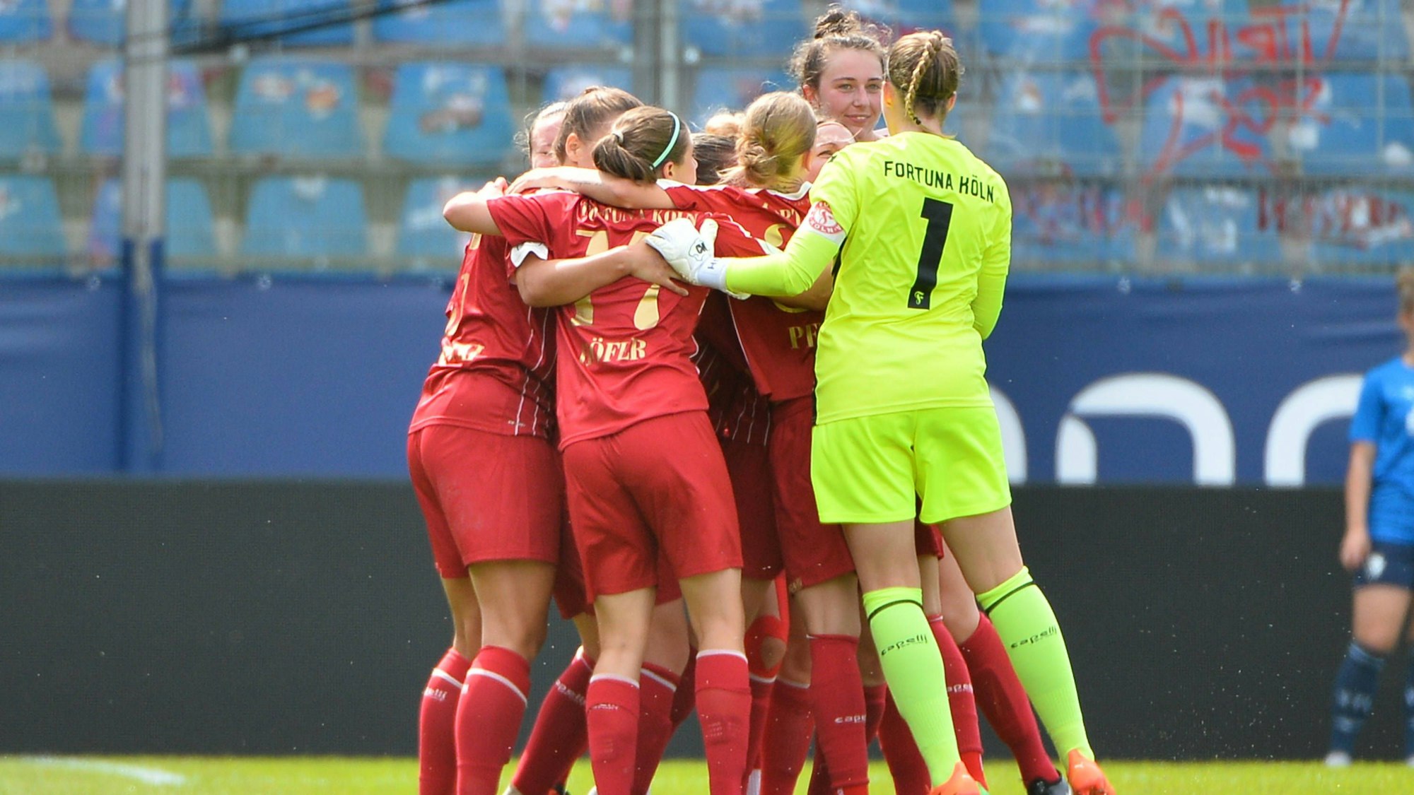 Torjubel von den Spielerinnen von Fortuna Köln nach der 1:0 Führung, 13.08.2023, Bochum, DFB-Pokal der Frauen, Runde 1, VfL Bochum - SC Fortuna Köln, DFB/DFL REGULATIONS PROHIBIT ANY USE OF PHOTOGRAPHS AS IMAGE SEQUENCES AND/OR QUASI-VIDEO. *** Goal celebration from the players of Fortuna Cologne after the 1 0 lead, 13 08 2023, Bochum, DFB Pokal der Frauen, Runde 1, VfL Bochum SC Fortuna Köln, DFB DFL REGULATIONS PROHIBIT ANY USE OF PHOTOGRAPHS AS IMAGE SEQUENCES AND OR QUASI VIDEO xklx