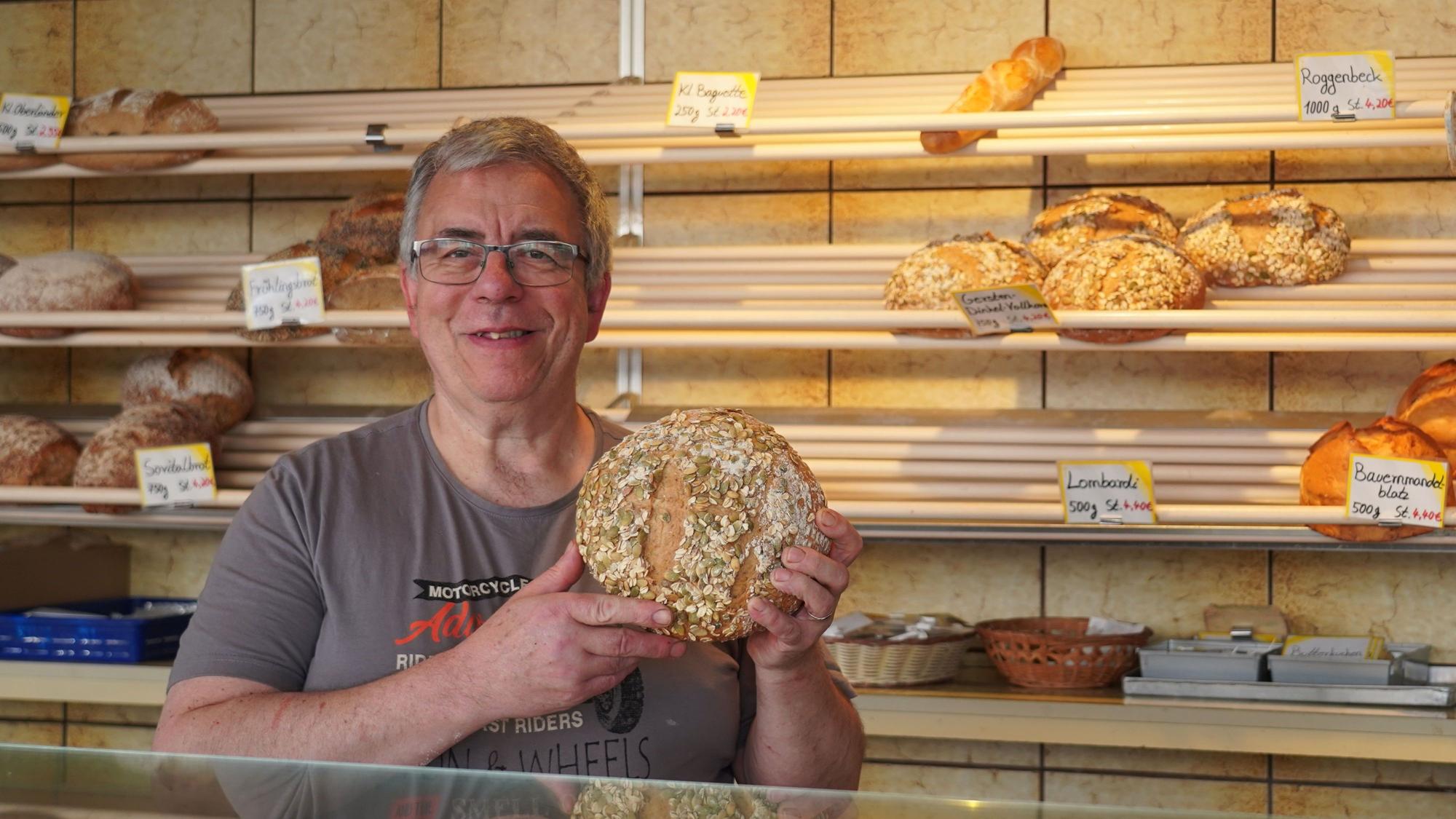 Heinz-Josef Probst steht im Verkaufsraum seiner Bäckerei.