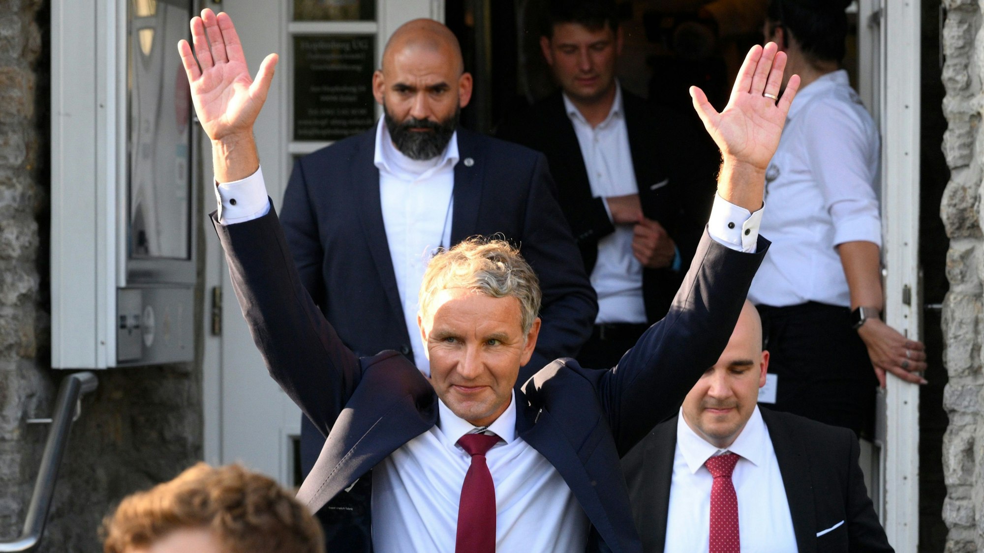 Björn Höcke (AfD, M), Partei- und Fraktionsvorsitzender der AfD in Thüringen und Spitzenkandidat, verlässt die Wahlparty der AfD.