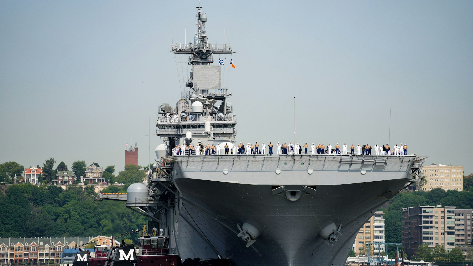 Matrosen und Militärangehörige treffen im Juni während der Flottenwoche auf dem amphibischen Angriffsschiff «USS Wasp» auf dem Hudson River ein.