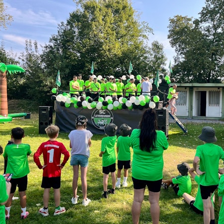 Kinder in grünen Fußballtrikots.