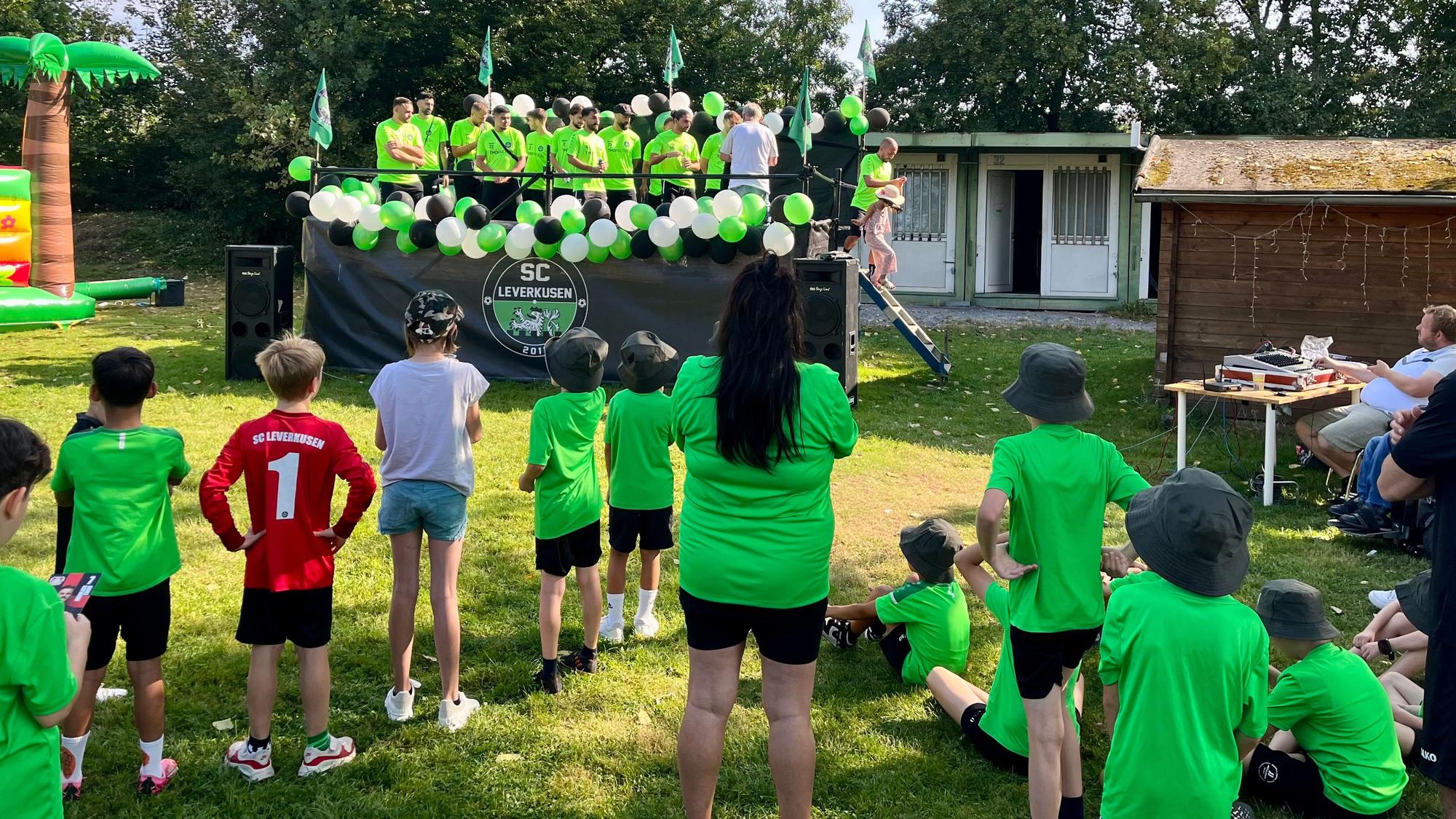 Kinder in grünen Fußballtrikots.