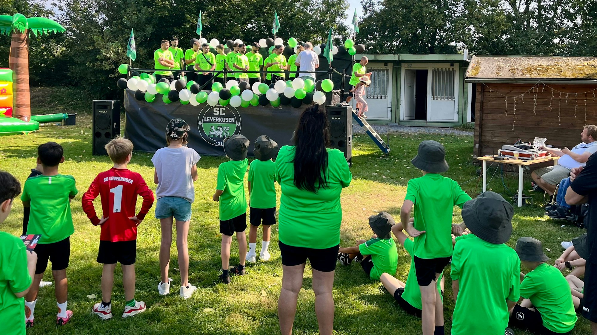 Kinder in grünen Fußballtrikots.