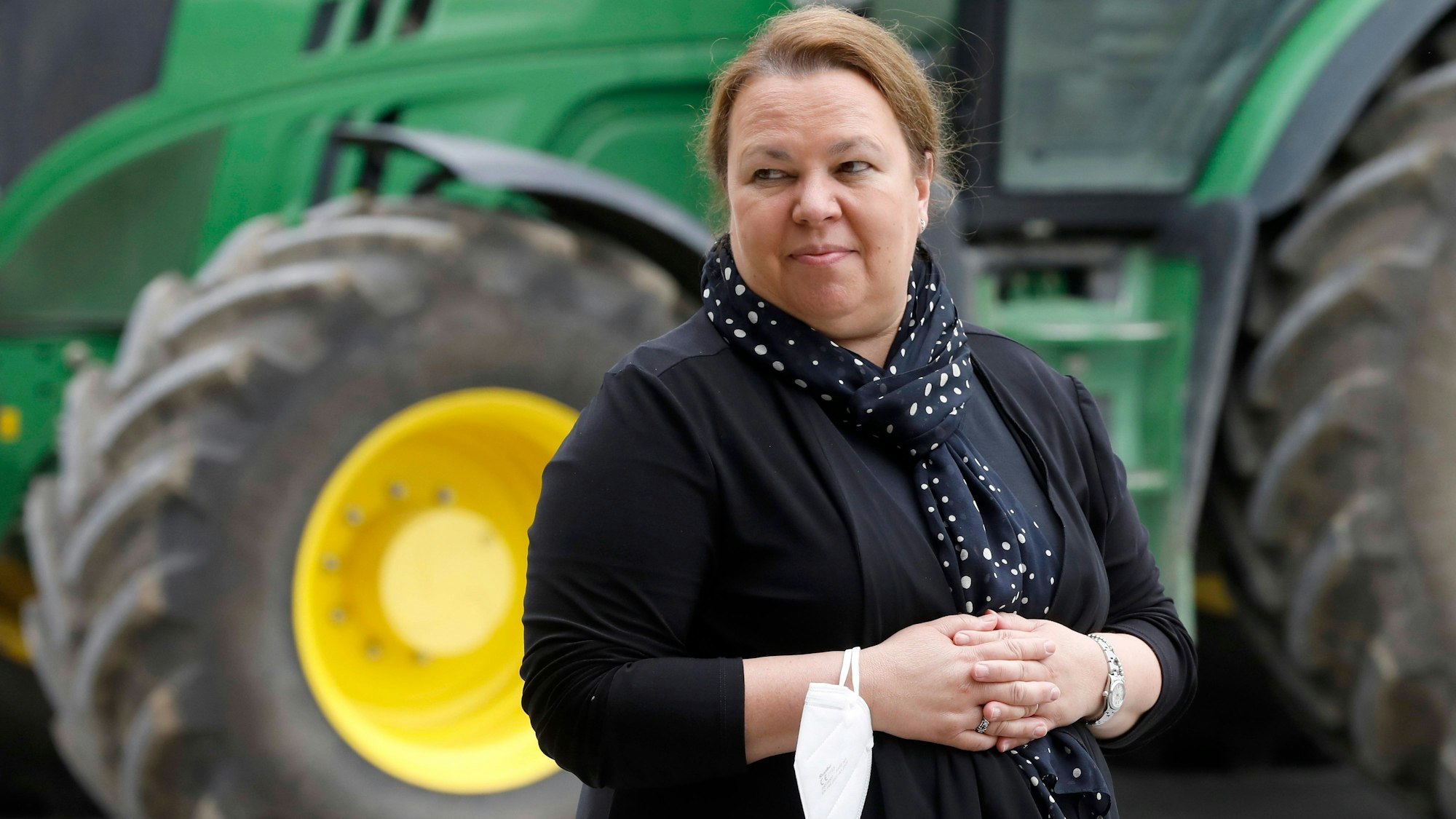 Ursula Heinen-Esser, Ex-NRW-Ministerin für Umwelt, Landwirtschaft, Natur- und Verbraucherschutz vor einem Trecker