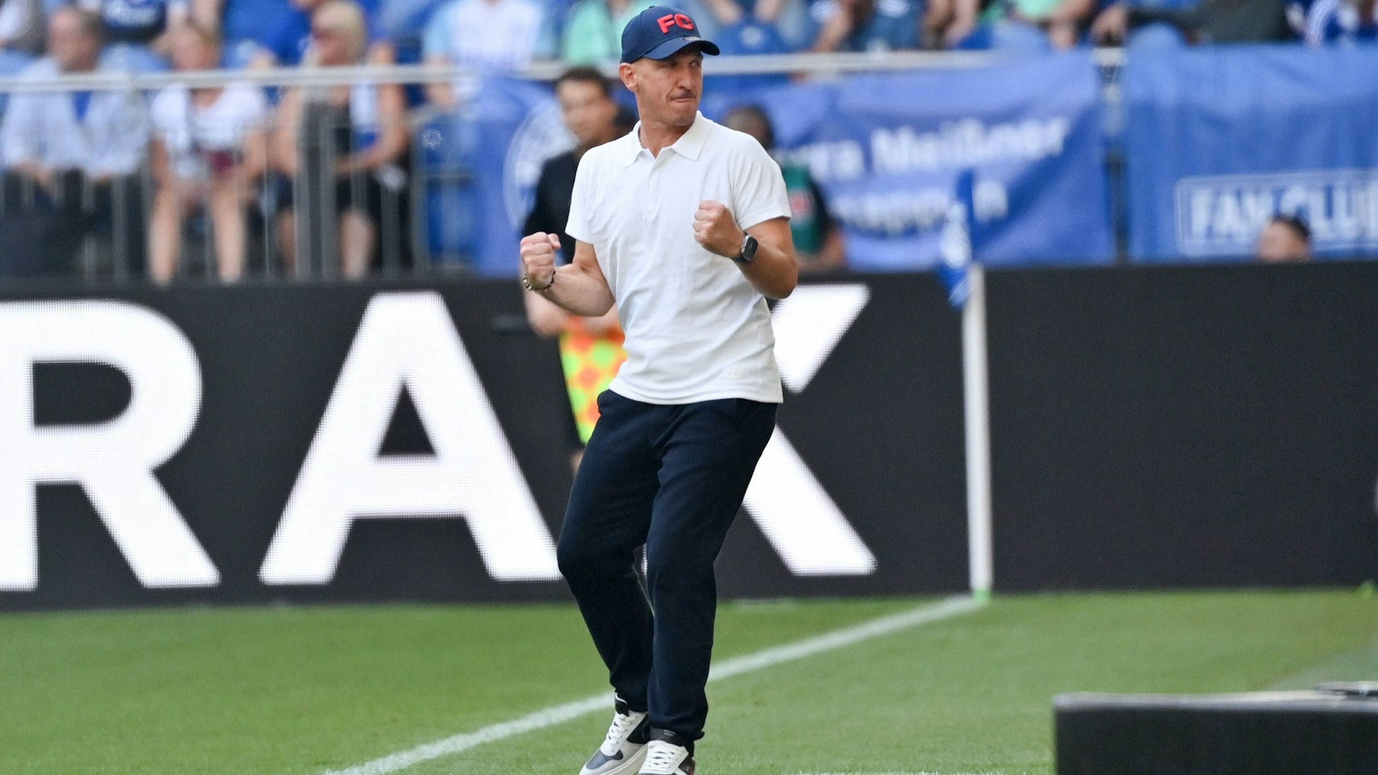 FC-Trainer Gerhard Struber bejubelt beim Schlusspfiff den Sieg seiner Mannschaft auf Schalke.