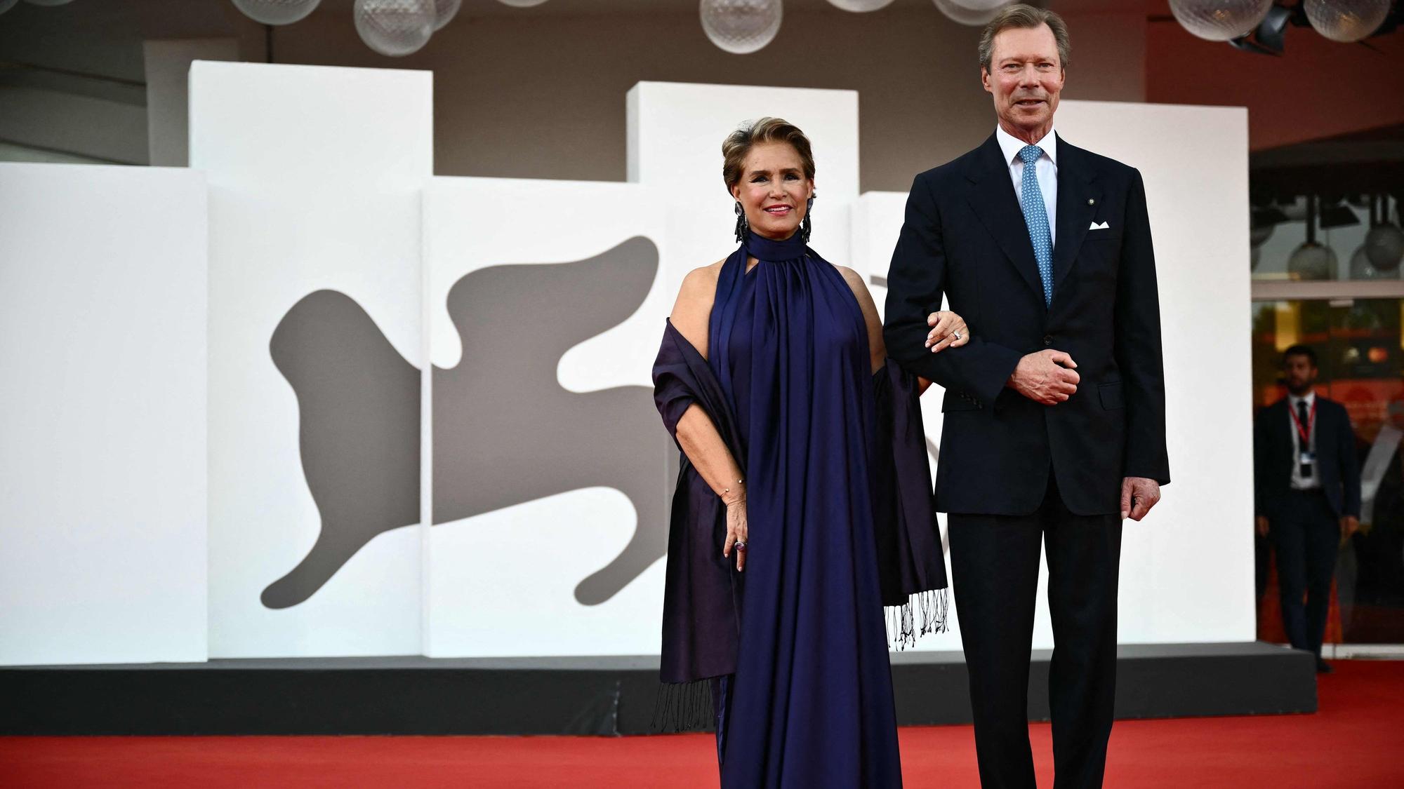 Großherzog Henri von Luxemburg und seine Frau Großherzogin Maria Teresa auf dem roten Teppich von Venedig.