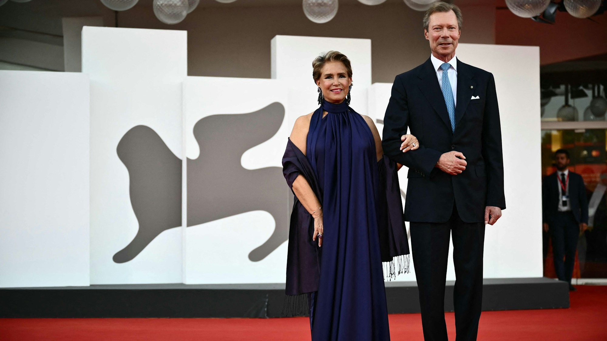 Großherzog Henri von Luxemburg und seine Frau Großherzogin Maria Teresa auf dem roten Teppich von Venedig.