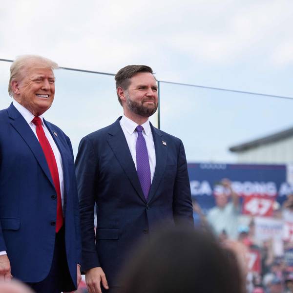 Der republikanische Präsidentschaftskandidat und ehemalige US-Präsident Donald Trump (links) posiert für Fotos mit dem republikanischen Vizepräsidentschaftskandidaten, J.D. Vance.