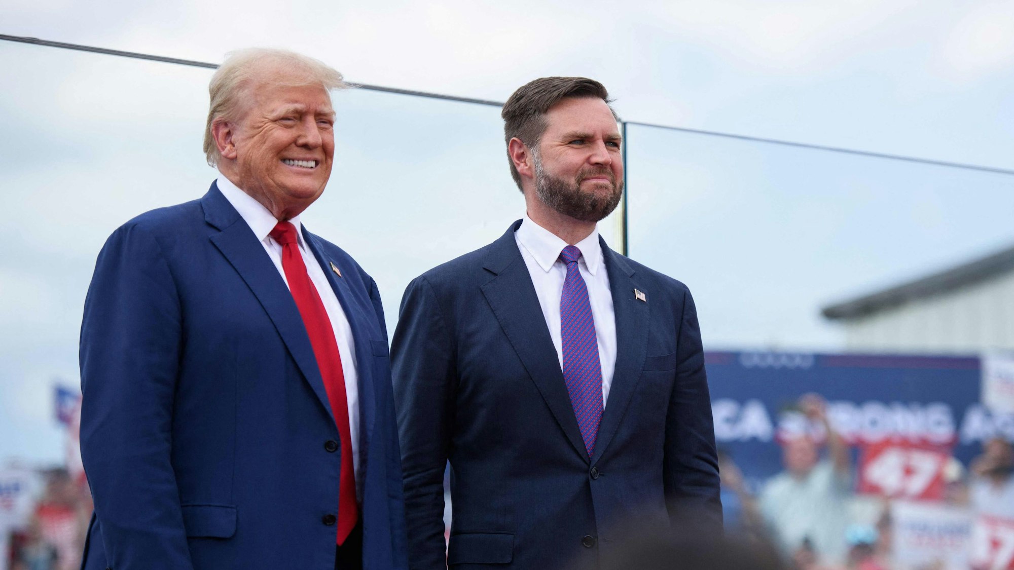 Der republikanische Präsidentschaftskandidat und ehemalige US-Präsident Donald Trump (links) posiert für Fotos mit dem republikanischen Vizepräsidentschaftskandidaten, J.D. Vance.