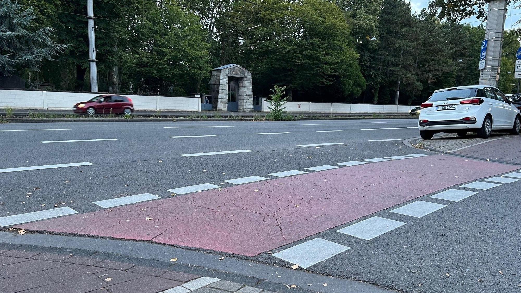 Hier, gegenüber dem Friedhof Melaten auf dem Fahrradweg der Aachener Straße fand ein Taxifahrer 1992 die Leiche von Andrea W.