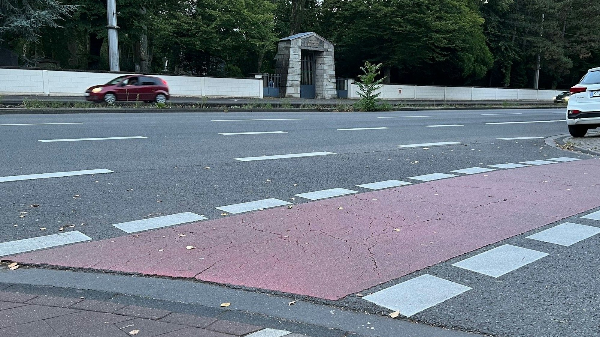 Hier, auf dem Fahrradweg der Kreuzung Aachener Straße/ Pfitzerstraße, fand ein Taxifahrer 1992 die Leiche von Andrea W.