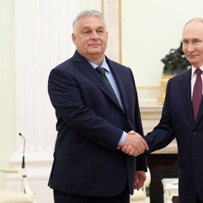 Kremlchef Wladimir Putin (r.), begrüßt Viktor Orbán, Ministerpräsident von Ungarn, während eines Treffens in Moskau. Aus Russland und Ungarn kommen hämische Kommentare zu den Wahlergebnissen in Deutschland. (Archivbild)
