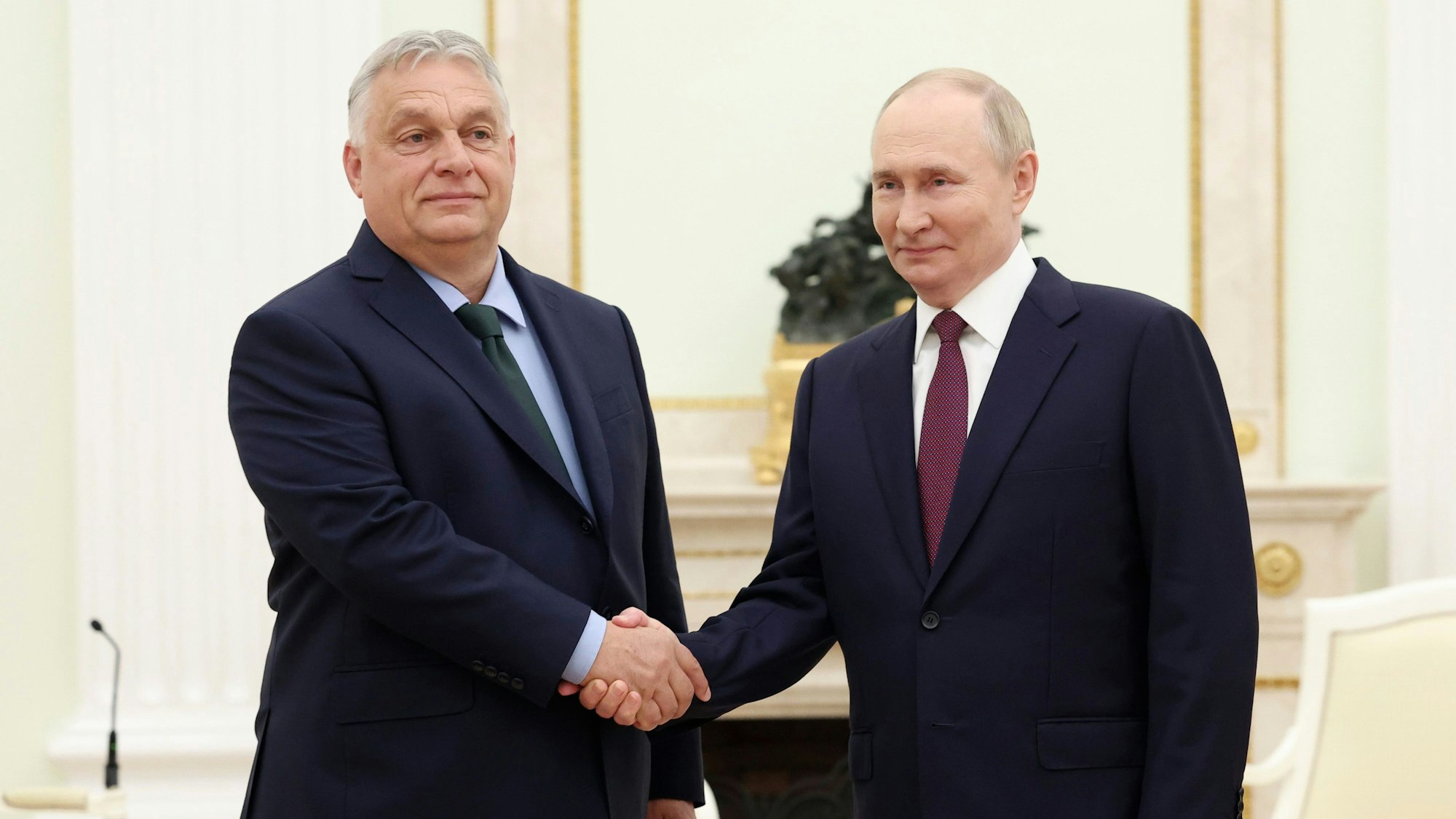 Kremlchef Wladimir Putin (r.), begrüßt Viktor Orbán, Ministerpräsident von Ungarn, während eines Treffens in Moskau. Aus Russland und Ungarn kommen hämische Kommentare zu den Wahlergebnissen in Deutschland. (Archivbild)