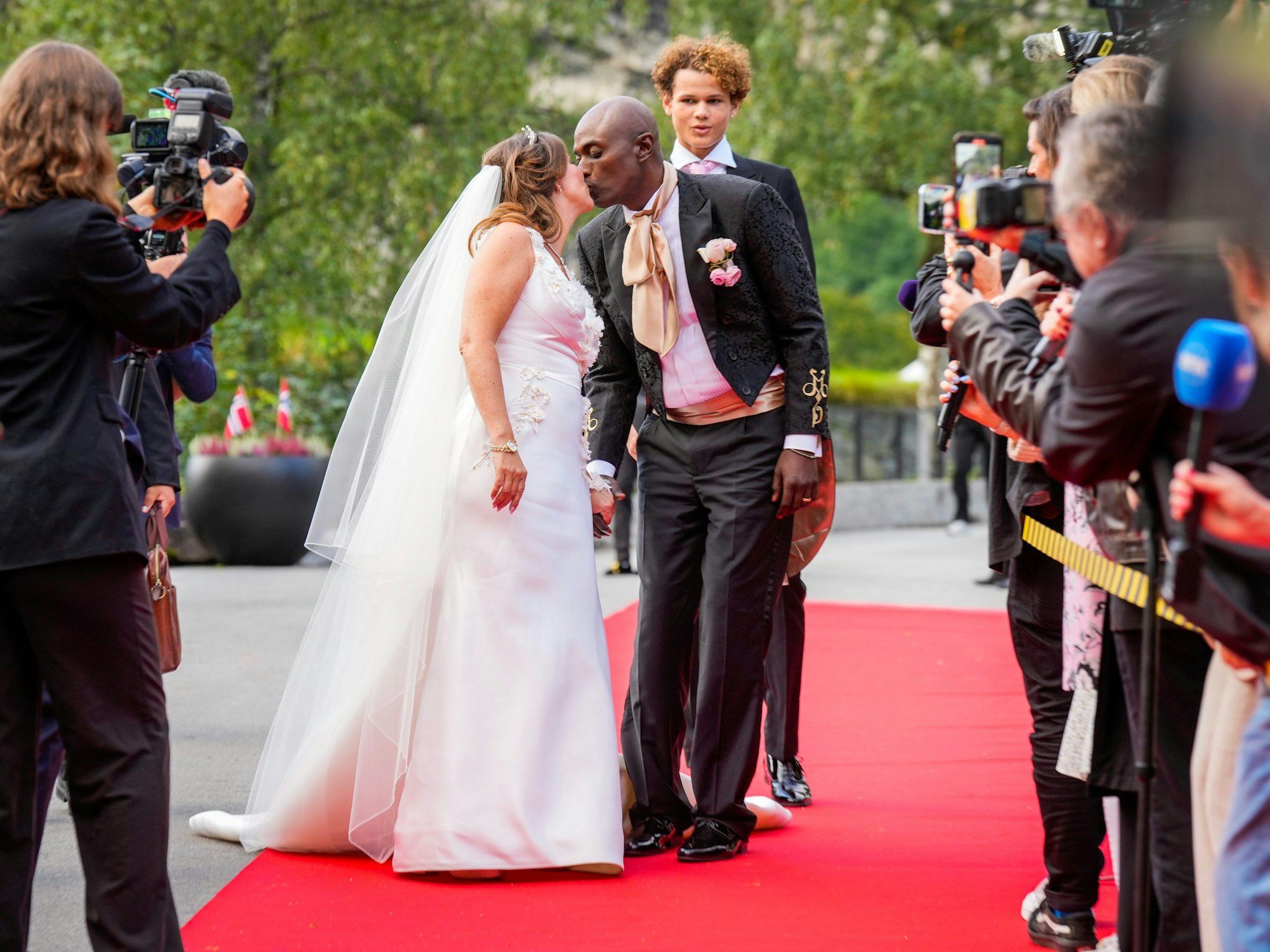 Prinzessin Märtha Louise und Durek Verrett küssen sich, als sie zu ihrer Hochzeitsfeier im Hotel Union kommen