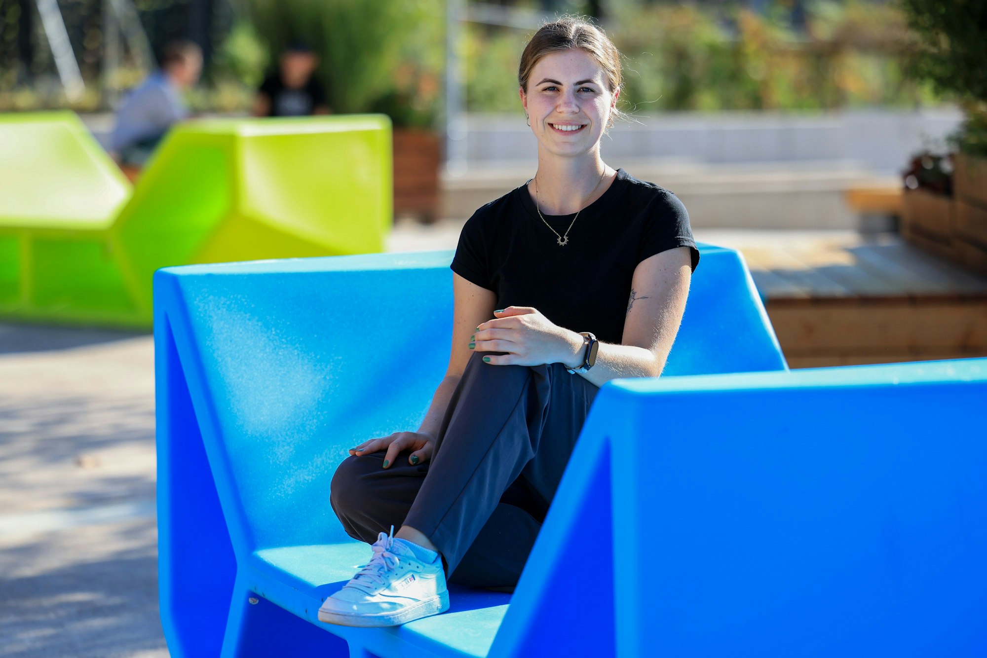 Lena Jacobi beim Gespräch am Albertus-Magnus-Platz