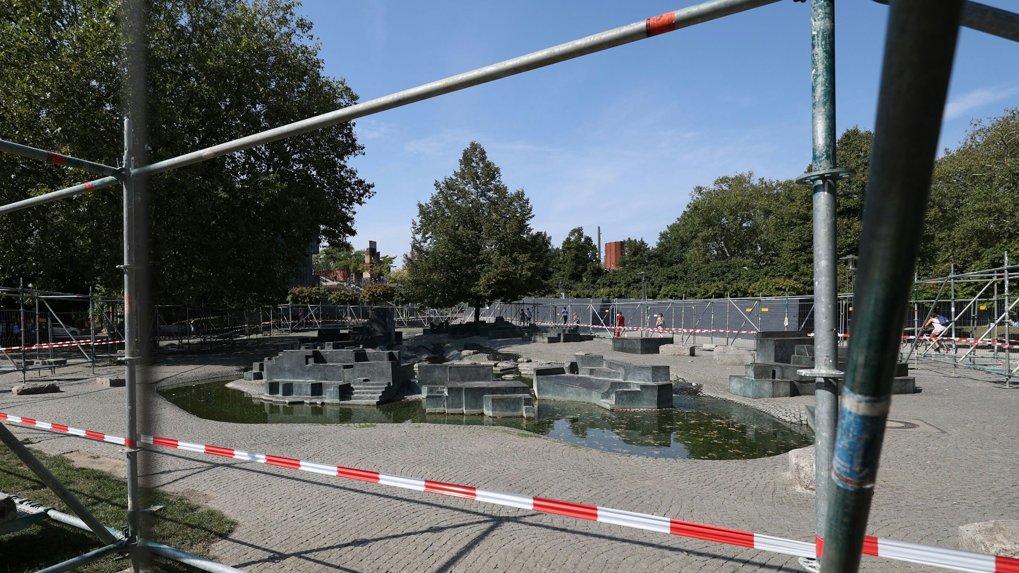 Der Brunnen im Rheingarten ist umzäunt.
