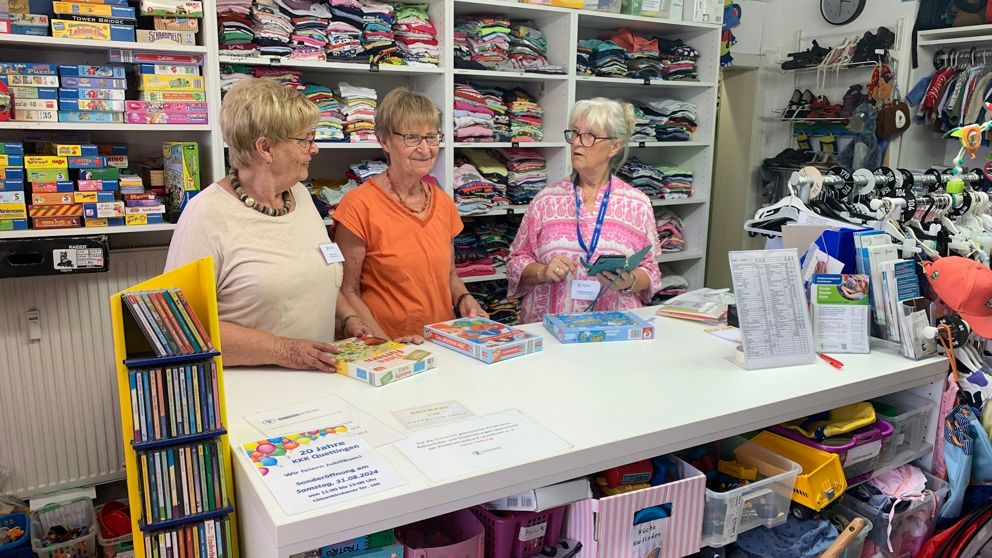 Marianne Pitzen (v.l.), Marianne Muschke und Eva-Maria Schmitz engagieren sich seit etlichen Jahren ehrenamtlich bei der Kinder-Kleider-Kiste in Quettingen.