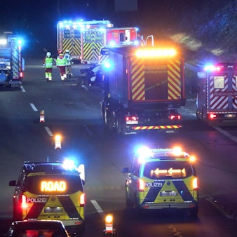 Zahlreiche Einsatzfahrzeuge der Polizei und Rettungsdiensten auf einer Autobahn (Symbolfoto).