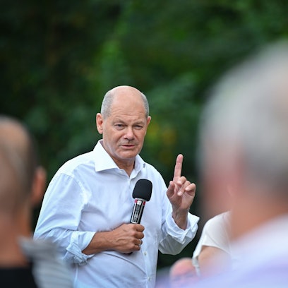 Olaf Scholz (SPD) spricht auf einer Sommerreise in seinem Wahlkreis Potsdam bei einer Begegnung mit Bürgerinnen und Bürgern.