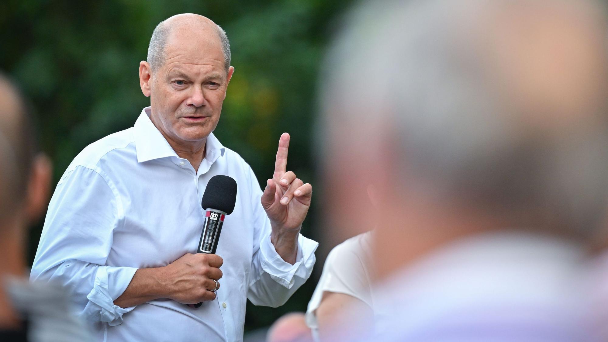 Olaf Scholz (SPD) spricht auf einer Sommerreise in seinem Wahlkreis Potsdam bei einer Begegnung mit Bürgerinnen und Bürgern.