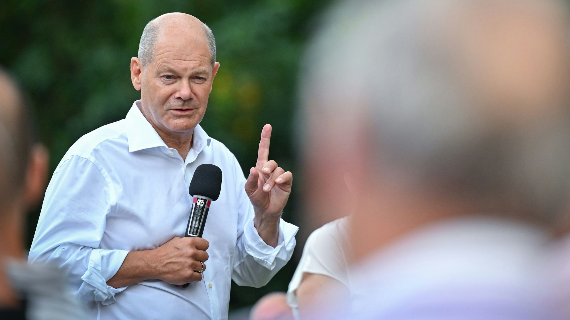 Olaf Scholz (SPD) spricht auf einer Sommerreise in seinem Wahlkreis Potsdam bei einer Begegnung mit Bürgerinnen und Bürgern.
