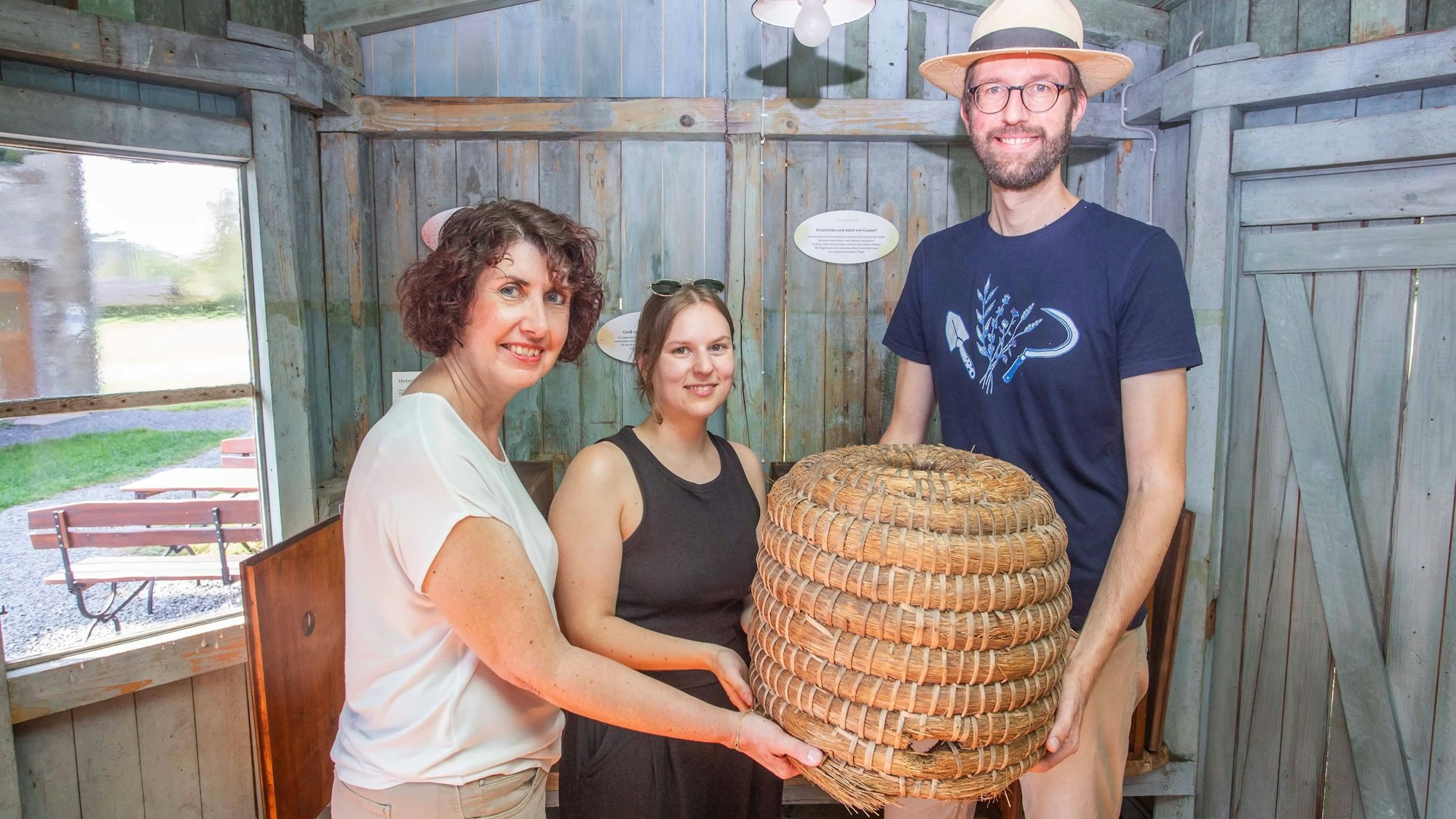 Die Ausstellung im neuen Bienenhaus stellten (v.l.) Rosemarie Katzenbach, Carolin Gilgenbach und Stephan Hahn vor.