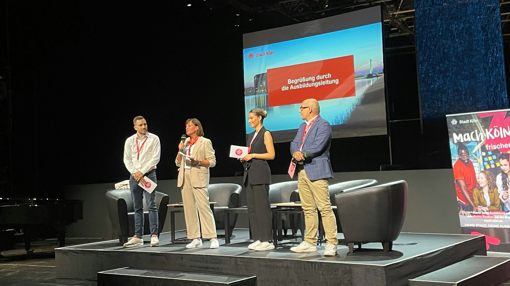 Von links Christian (Auszubildender), Petra Sauer (Stellvertretende Ausbildungsleitung), Selin (Auszubildende), Joseph Johnen (Ausbildungsleitung) begrüßen die neuen Auszubildenden