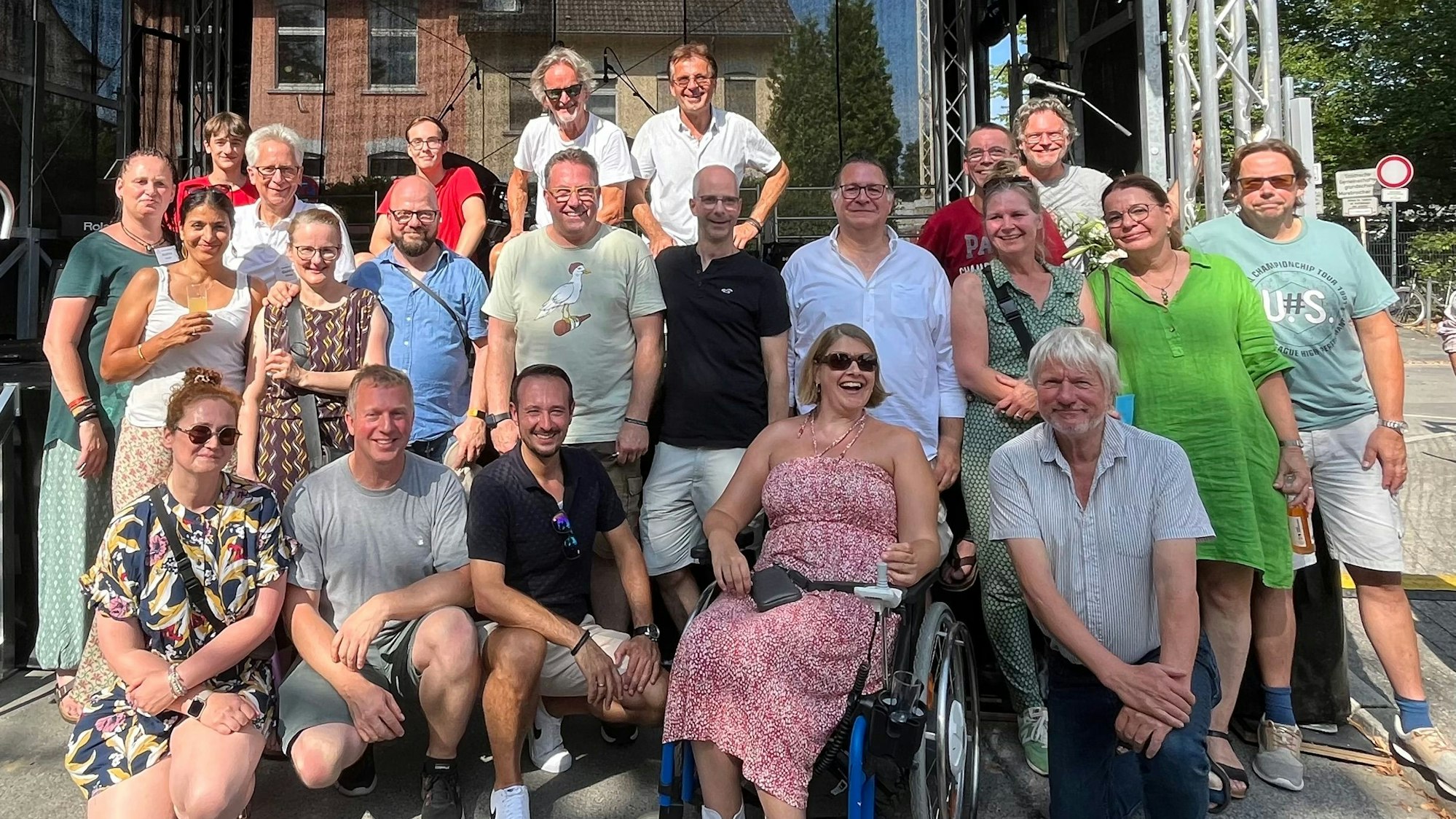 Viele Menschen auf der Bühne