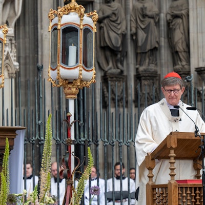 Der Kölner Erzbischof, Kardinal Rainer Woelki, zelebriert das Pontifikalamt zu Fronleichnam am 30. Mai 2024 vor dem Kölner Dom.