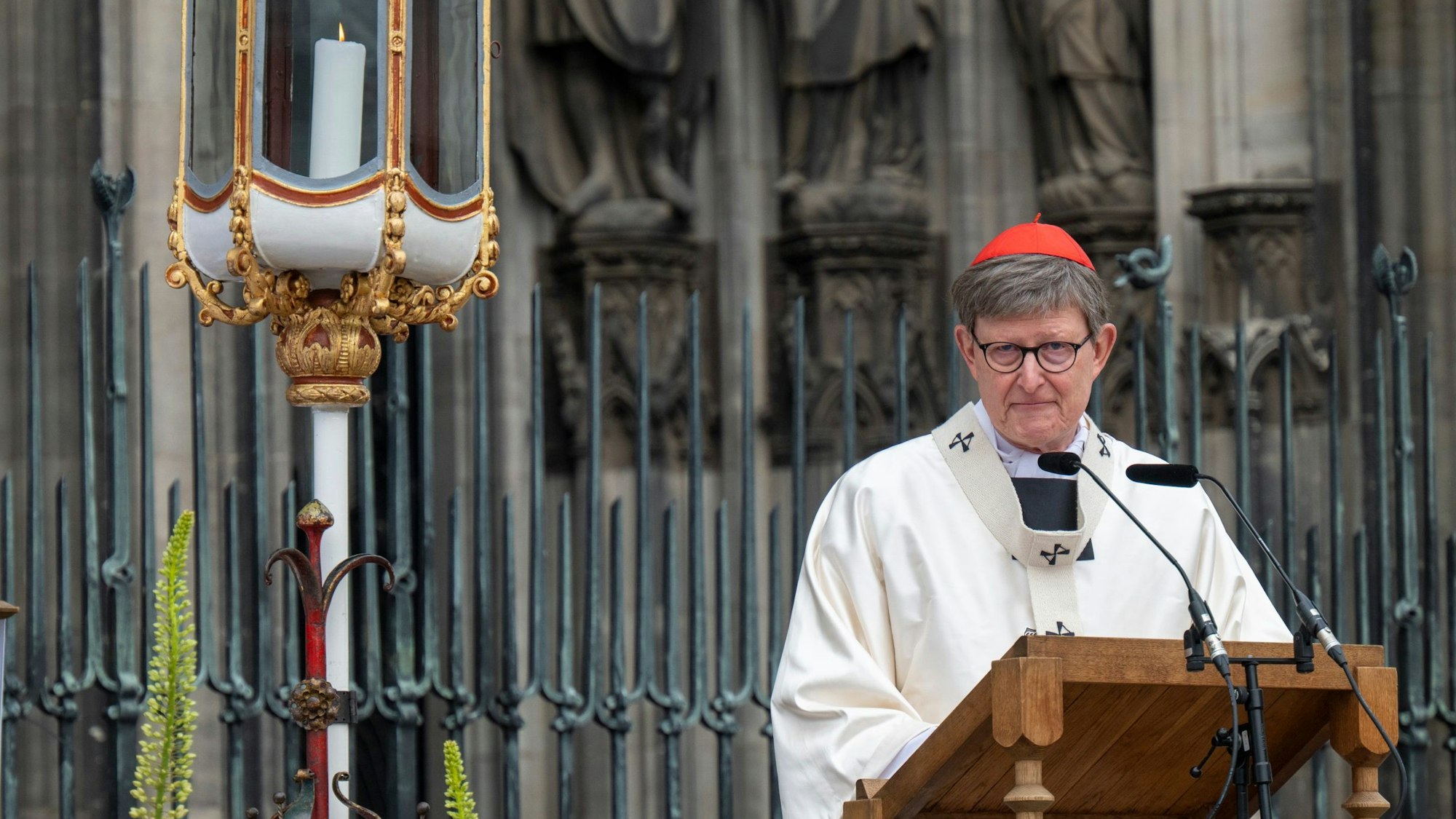 Der Kölner Erzbischof, Kardinal Rainer Woelki, zelebriert das Pontifikalamt zu Fronleichnam am 30. Mai 2024 vor dem Kölner Dom.