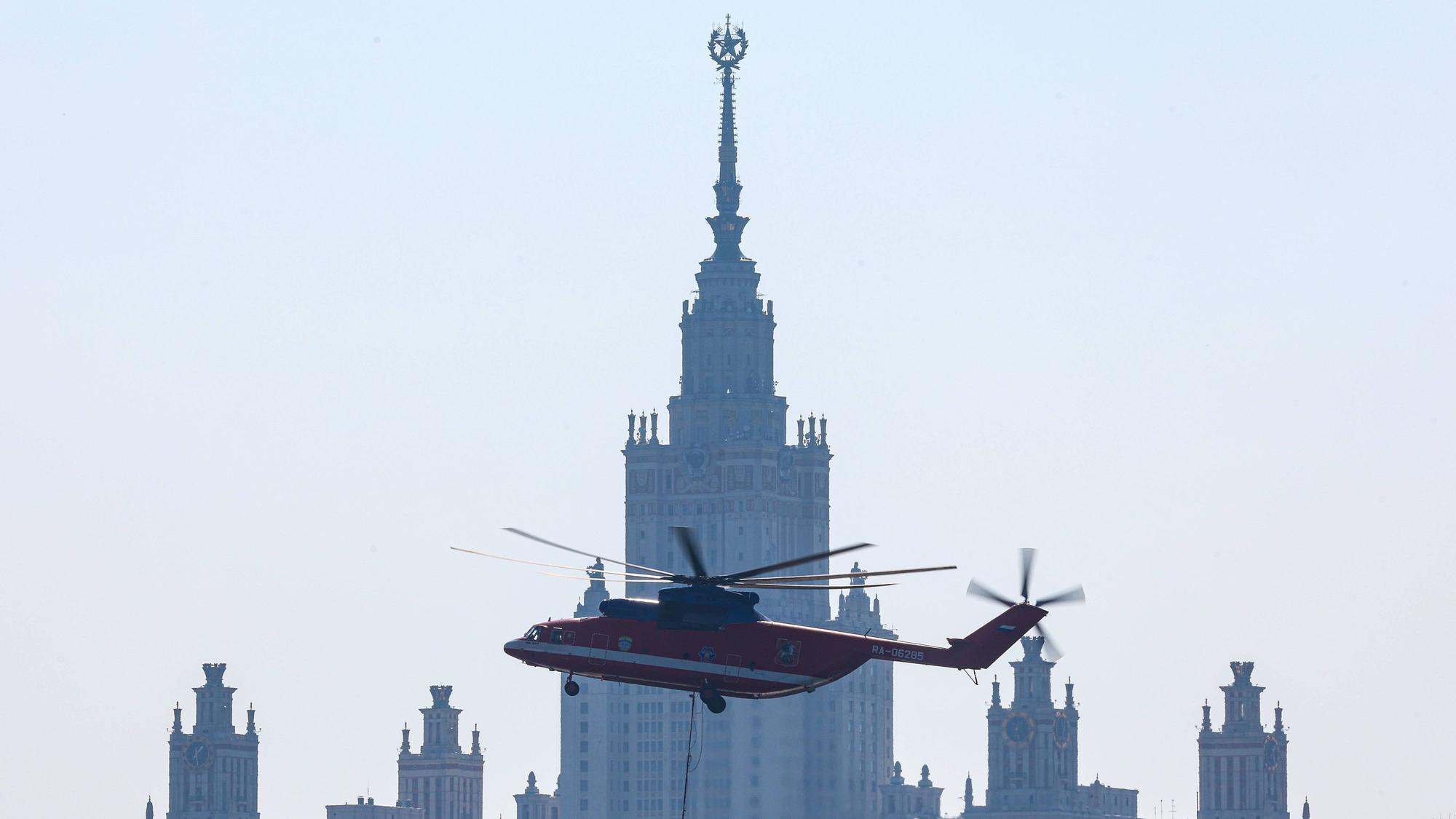 Ein Löschhubschrauber tankt Wasser, um Brände in Moskau nach einem ukrainischen Drohnenangriff zu löschen.
