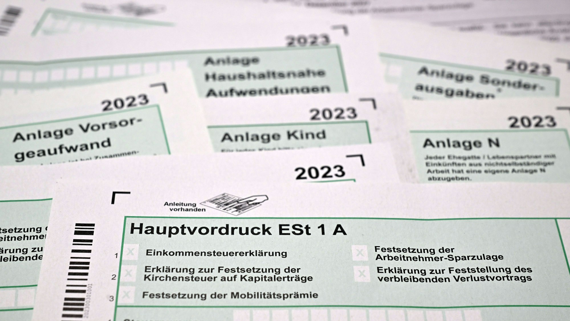 ARCHIV - 16.01.2024, Thüringen, Erfurt: Formulare für die Einkommenssteuererklärung mit Anlagen liegen auf einem Schreibtisch. (zu dpa: «Steuern, Wahlen, Corona-Hilfen: Das ändert sich im September») Foto: Martin Schutt/dpa +++ dpa-Bildfunk +++