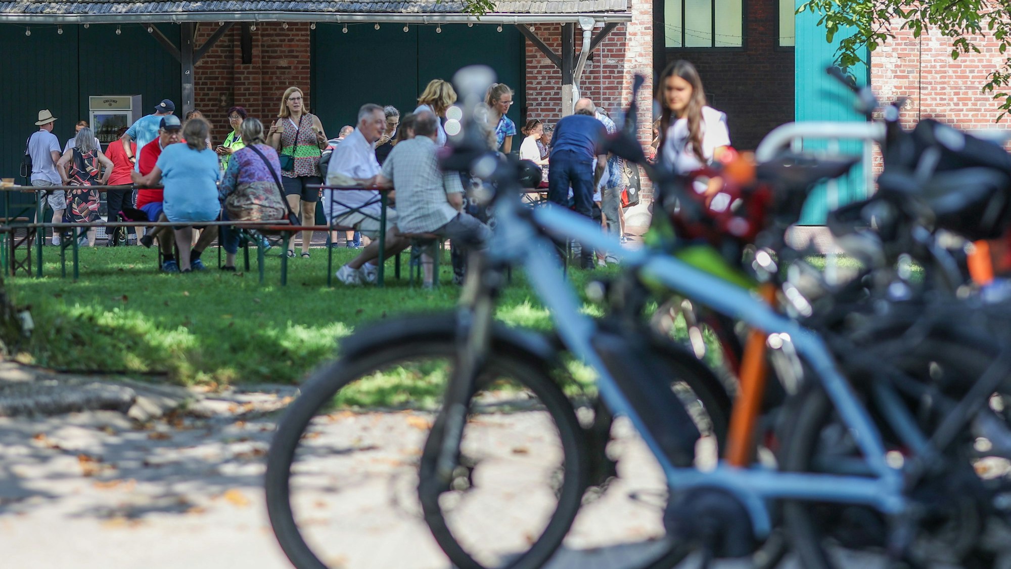 „Movimento“, die musikalische Radtour am Rhein, hier am Kulturzentrum Sinsteden, macht auch Halt am Erholungshaus in Leverkusen.